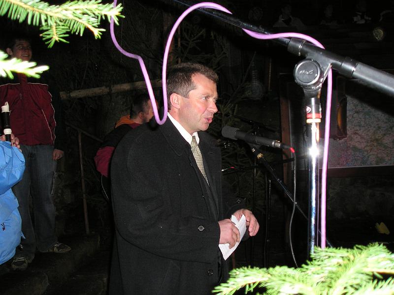 Bgm_begruesst.JPG - Bürgermeister Miroslav Rauch eröffnet das Weihnachtssingen und den Weihnachtsmarkt.