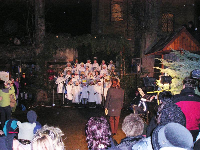 Engel_Chor.JPG - Auf der Treppe zur Pfarrkirche singen die Kinder mit Begeisterung Advents- und Weihnachtslieder.