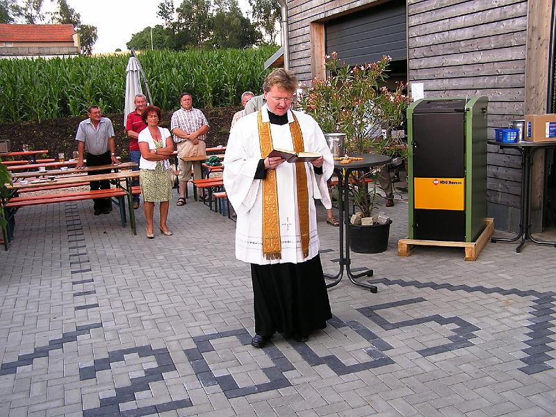 4_Pfarrer_Gebet.JPG - Pfarrer Marek Baron spricht mit den Gästen ein Gebet.