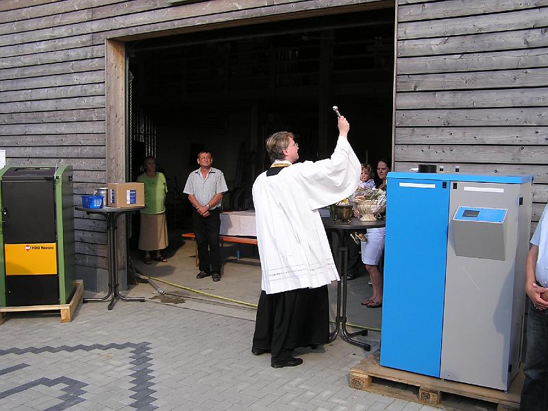 7_Segnung.JPG - Pfarrer Marek Baron segnet das neue Betriebsgebäude.