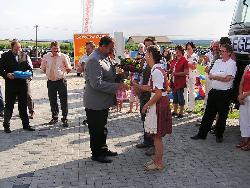 9_Bgm_gratuliert.JPG - Bürgermeister Josef Beimler überreicht einen Blumenstrauß für Steffi Daubenmerkl, links im Bild  3. Bürgermeister Roman Bauer (mit Geschenk für Betriebsinhaber) und 2. Bürgermeister Hans-Peter Reil.