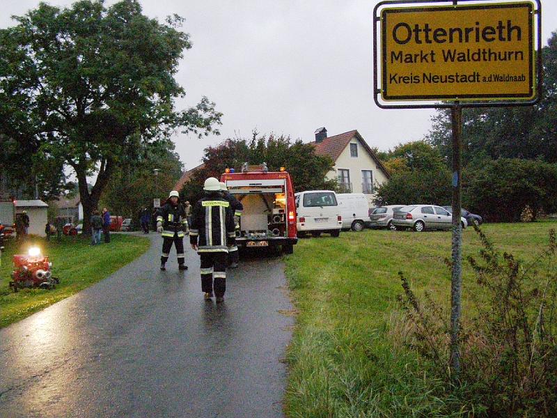 F_C_Ottenrieth.JPG - Ottenrieth war das Ziel der Brandschutzübung, die Feuerwehren probten ihre Einsatzbereitschaft.