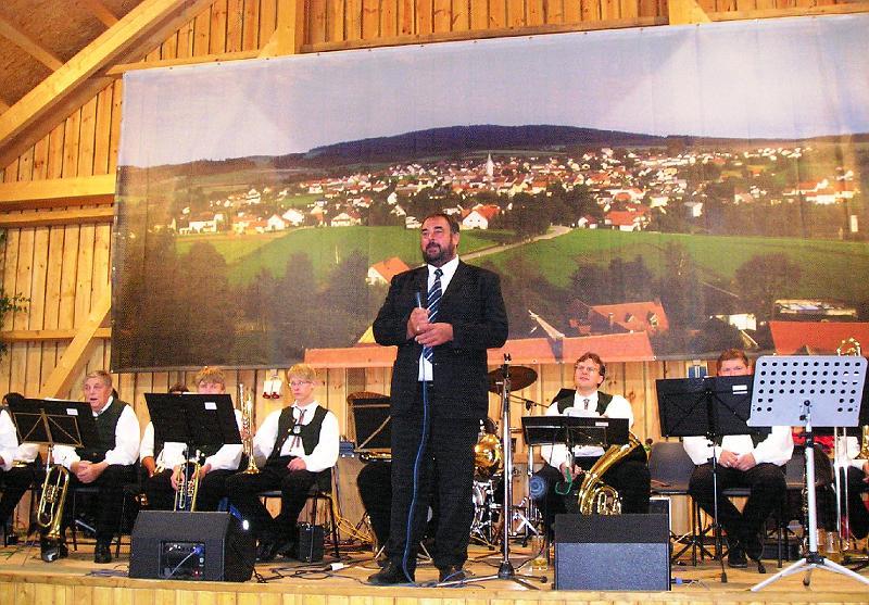 C_Frueh_Bgm_Begr.JPG - Bürgermeister Josef Beimler eröffnet das 29. Bürgerfest in Waldthurn in der Vereinshalle am Bauhof.