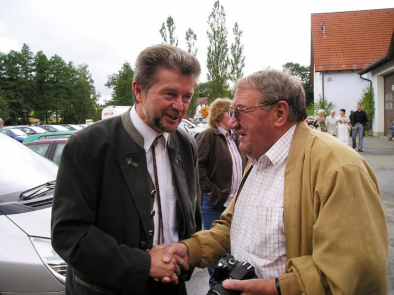 C_Pleystein_Presse.JPG - Bürgermeister Johann Walbrunn aus Pleystein (links) wird vom Waldthurner Mediengestalter Johann Bäumler begrüßt.