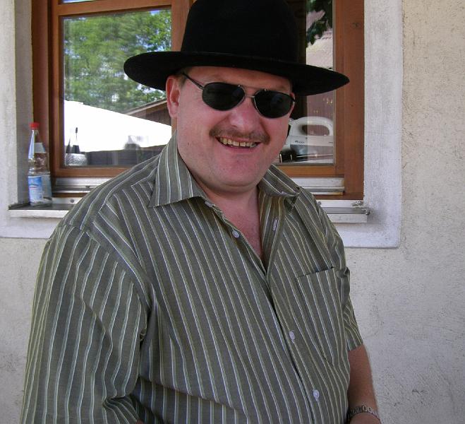 Bgm_Hut.JPG - Ein roter Bürgermeister mit schwarzem Hut: 2. Bürgermeister Hans-Peter Reil aus Waldthurn sieht auch mit seiner schwarzen Brille gut aus.