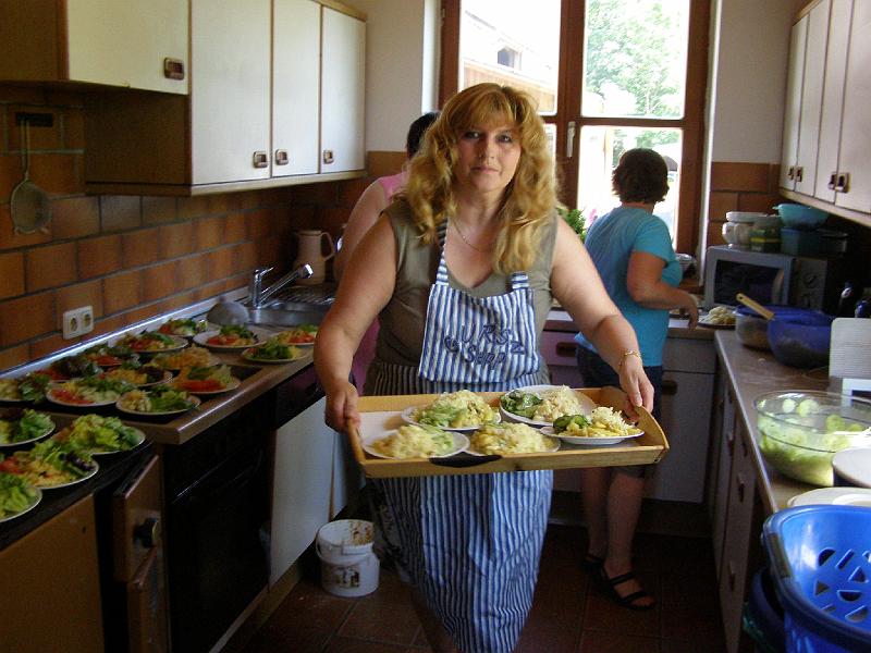 P6010083.JPG - Frisch zubereitete Salate für die hungrigen Gäste.