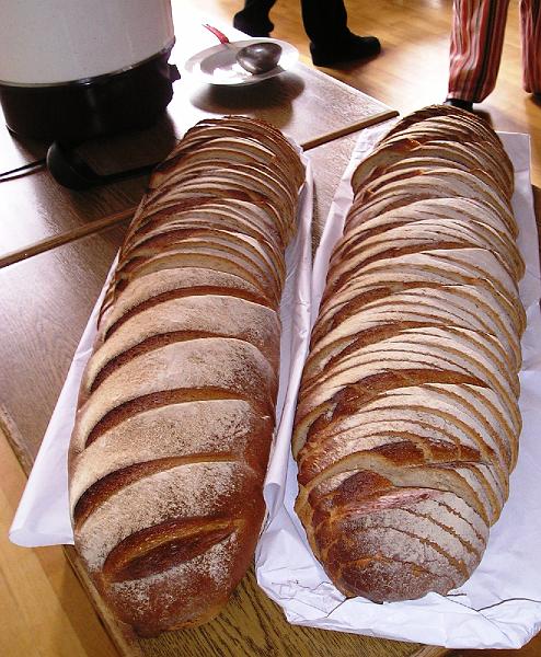 Riesenbrot.JPG - Der Bäcker hat extra große Brote zur Feier des Tages gebacken.