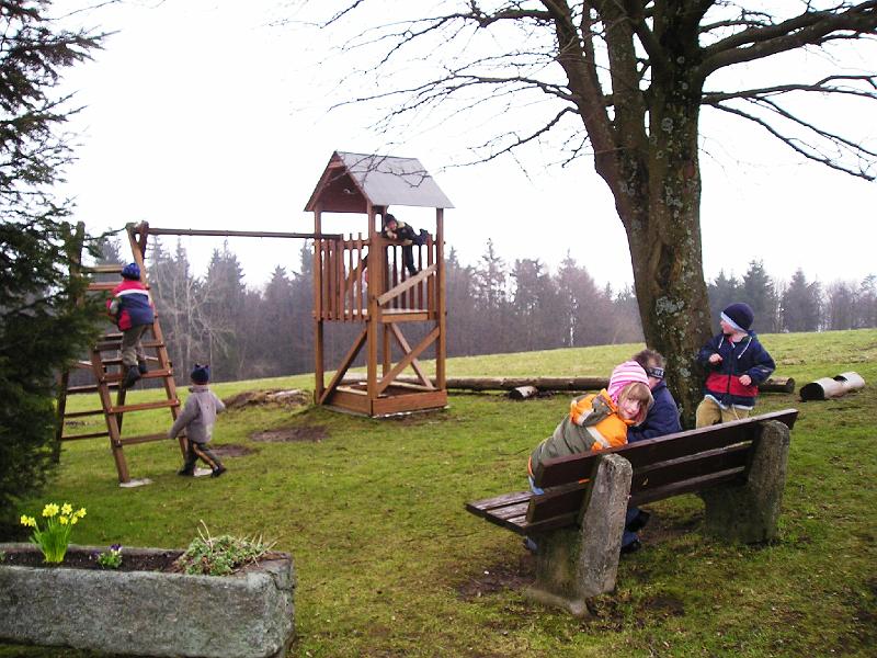 Spielplatz_Gipfl.JPG - Während die Großen ratschen, spielen die Kleinen auf den Klettergerüsten.