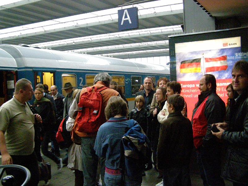 Bahnhof.JPG - Die Preisträger aus dem Elly-Heuss-Gymnasium Weiden treffen mit ihren Begleitungen am Hauptbahnhof in München ein.