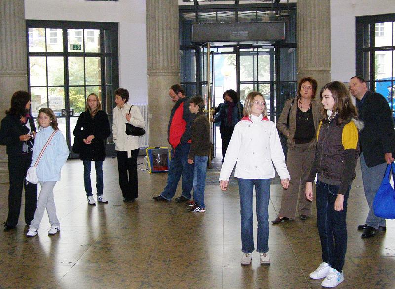 Eingang_Museum.JPG - Nadja und Lena (vorne rechts) in der Eingangshalle des Deutschen Museums.
