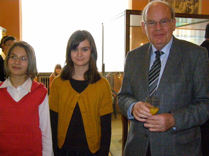 Schwedt.JPG - Nadja (links) und Lena zusammen mit Prof. Georg Schwedt.