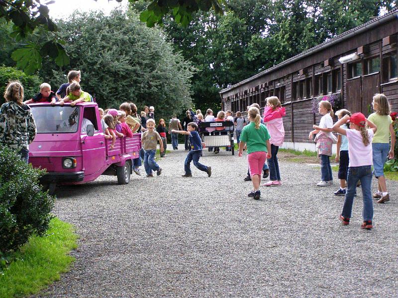 Fahrzeuge.JPG - Auf dem Gursn-Hof verbrachten die vielen Kinder einen abwechslungsreichen Nachmitttag.