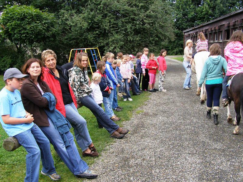 Warten_Reiten.JPG - Kinderferienprogramm der CSU Waldthurn in Woppenrieth: Warteschlangen beim Ponyreiten.