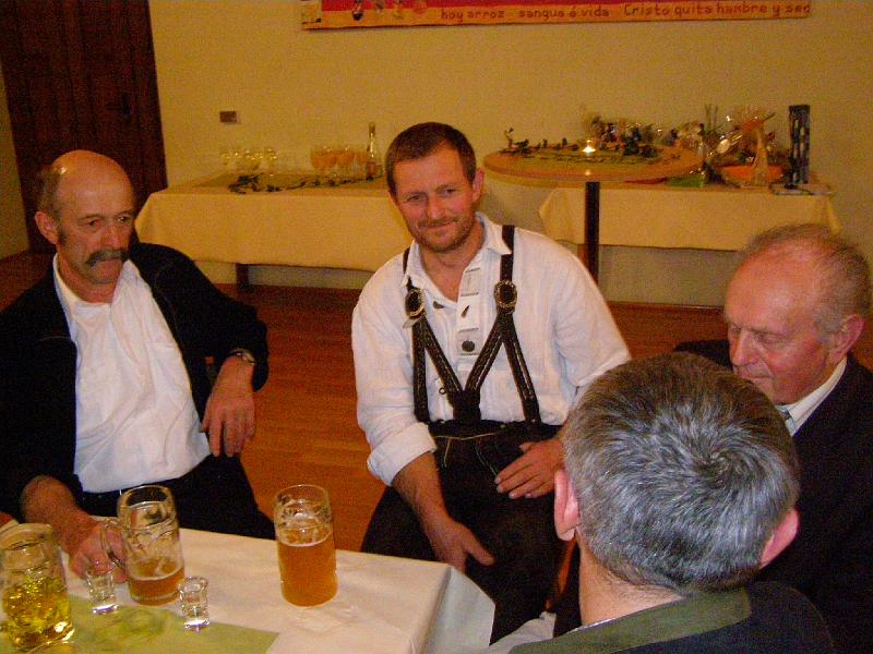 C_Maschring.JPG - Georg Wittmann unter seinen Nachbarn und Freunden (links Maschinenring-Chef Bartl Bodensteiner, rechts der langjährige Kommunalpolitiker Josef Stahl).
