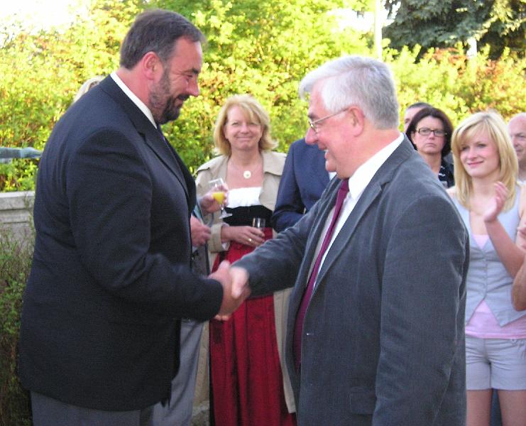 Bgm_gratuliert.JPG - Bürgermeister Josef Beimler gratuliert seinem Freund - und seinem Marktrat.