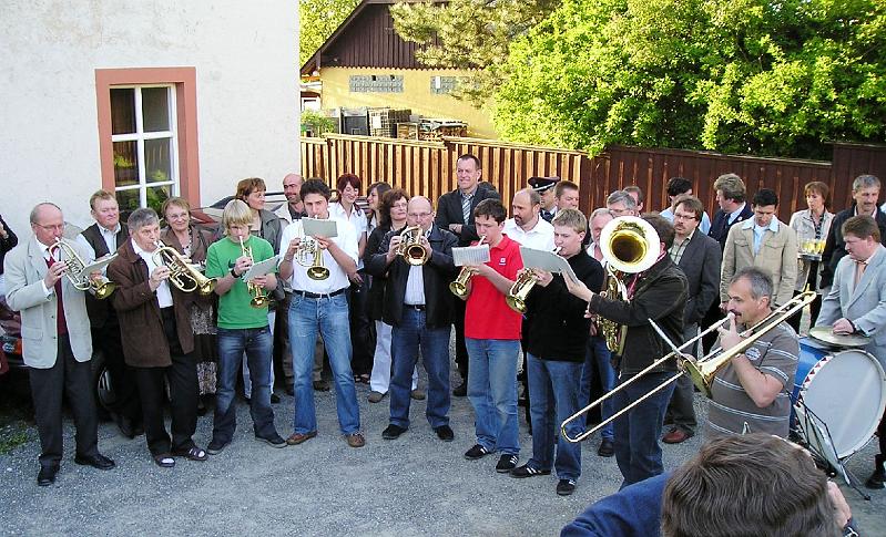 Blaeser.JPG - Die Waldthurner Trachtenkapelle bläst dem Jubilar eine Marsch.