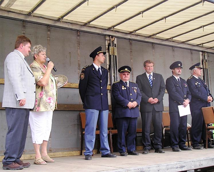 Ehrengruesse.JPG - 2. Bürgermeister Hans-Peter Reil (links) gratuliert der Feuerwehr Hostoun zu ihrem Jubiläum, Janka Gollwitzer fungiert als gewohnt souveräne Dolmetscherin.