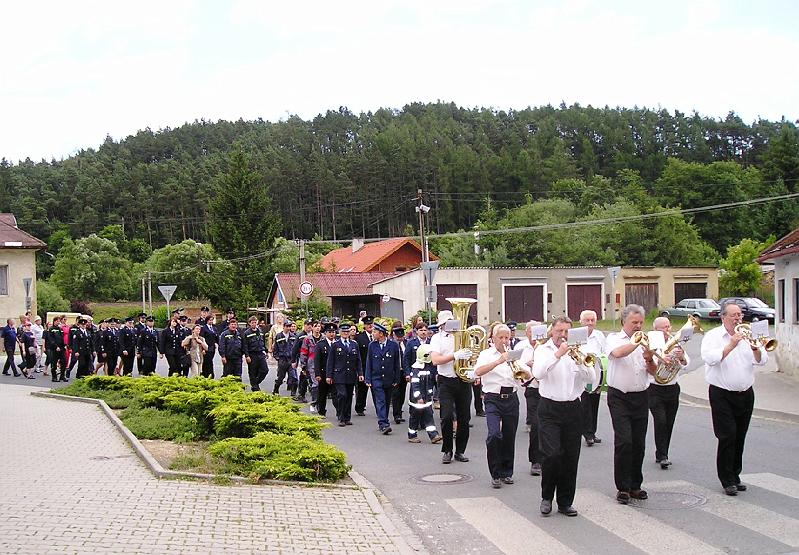 Festzug.JPG - Die Blaskapelle Karlovanka folgt den Ehrengästen, dahinter die Abordnungen der Feuerwehren aus Waldthurn und Hostoun.