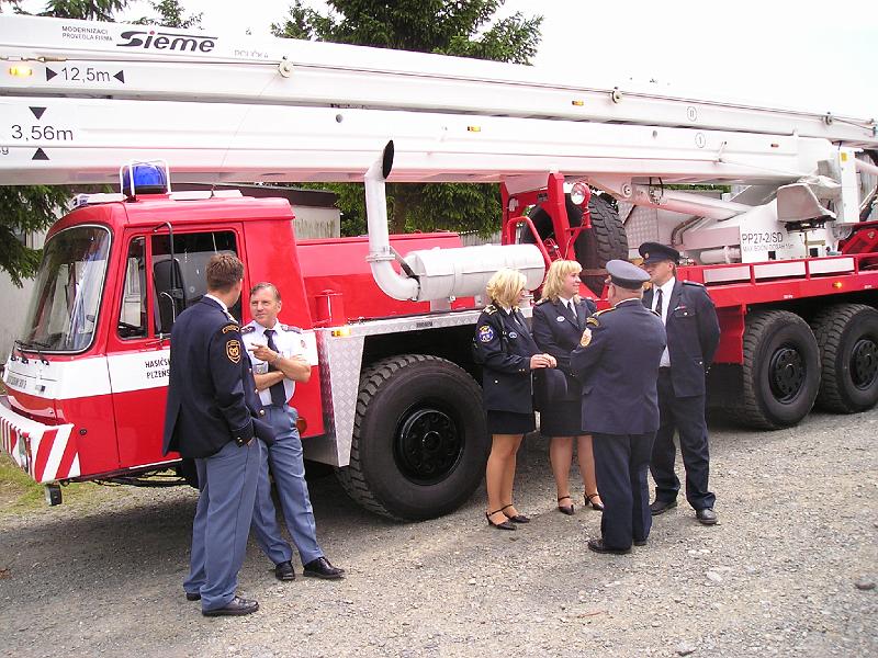 Kran_fahrzeug.JPG - Imposante Fahrzeuge waren in Hostau beim Fest der Feuerwehr zu sehen (hier ein Hubrettungsfahrzeug aus Pilsen).