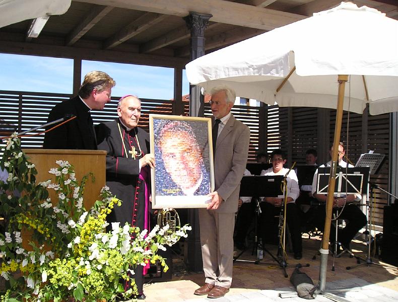 Bild_Geschenk.JPG - Portrait des Bischofs für den Bischof: Mosaik aus zahlreichen Bildern über den Kirchenumbau vor 25 Jahren.