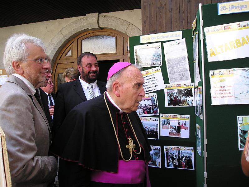 Bilder_schauen.JPG - Die Fotoausstellung zum 25-jährigen Kirchweihjubiläum schaute sich der Bischof mit Interesse an.