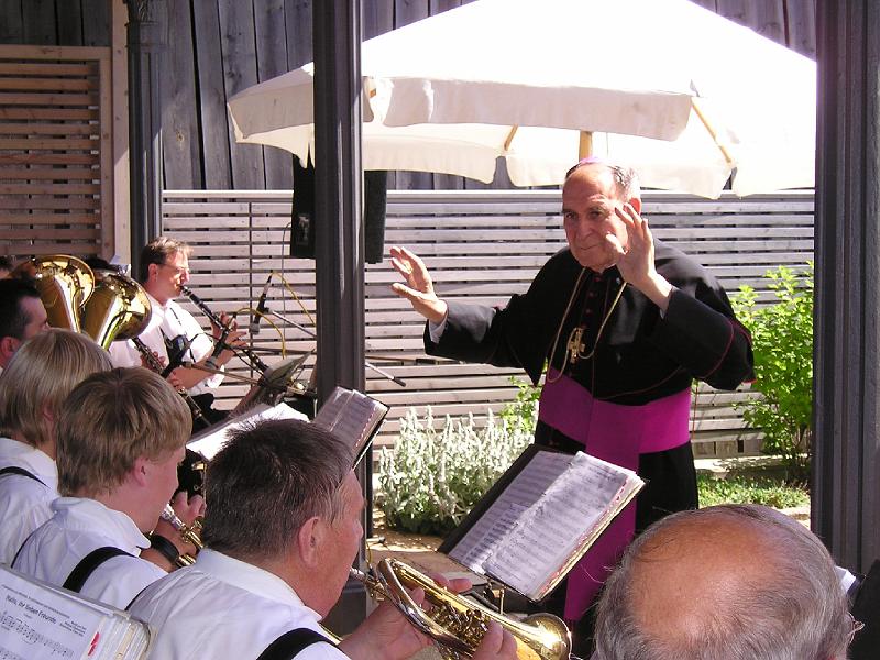 Bischof_dirigiert.JPG - Bischof Manfred Müller dirigiert seinen Lieblingsmarsch, ein Stück aus seiner Geburtsstadt Augsburg.