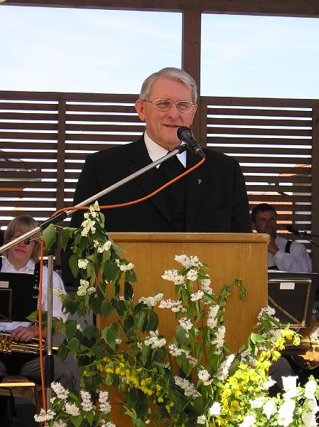 Renner_spricht.JPG - Unter Pfarrer Andreas Renner wurde der Kirchenumbau vor 25 Jahren abgeschlossen.