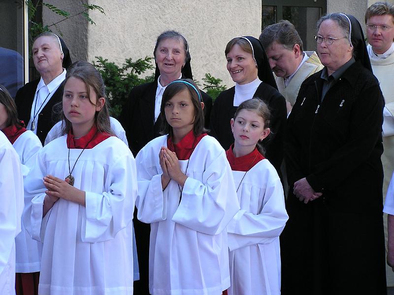 Schwestern_1.jpg - Ministranten, Ehrwürdige Schwestern und Geistlichkeit warten auf den Einzug in die Kirche.