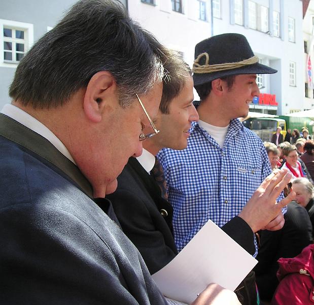 Trio_Profil.JPG - Georg Stahl (rechts) freut sich schon auf die Brotzeit und das Freibier.