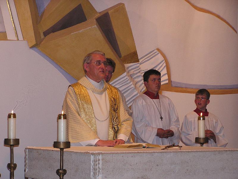 3_Pfarrer_dankt.JPG - Pfarrer Andreas Renner beim Festgottesdienst in der Pfarrkirche Waldthurn.