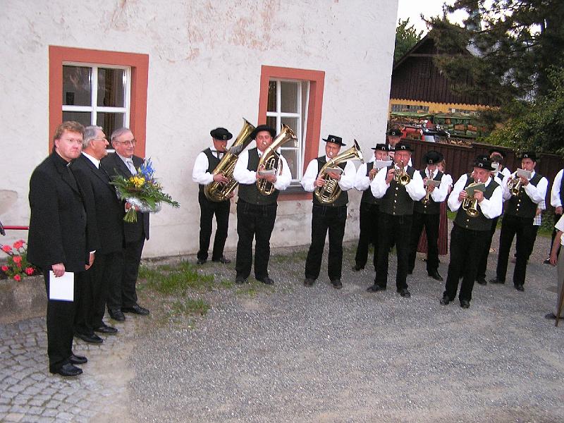 4_Staendchen.JPG - Musikalischer Empfang durch die Waldthurner Trachtenkapelle am Pfarrheim Waldthurn.