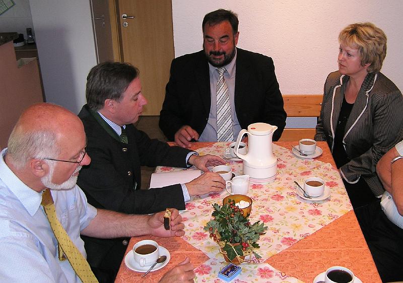 Kaffeerunde_2.JPG - Kaffeerunde mit MdL Georg Stahl, Staatssekretär Markus Sackmann, Bürgermeister Josef Beimler und Landtagskandidatin Petra Dettenhöfer (von links).