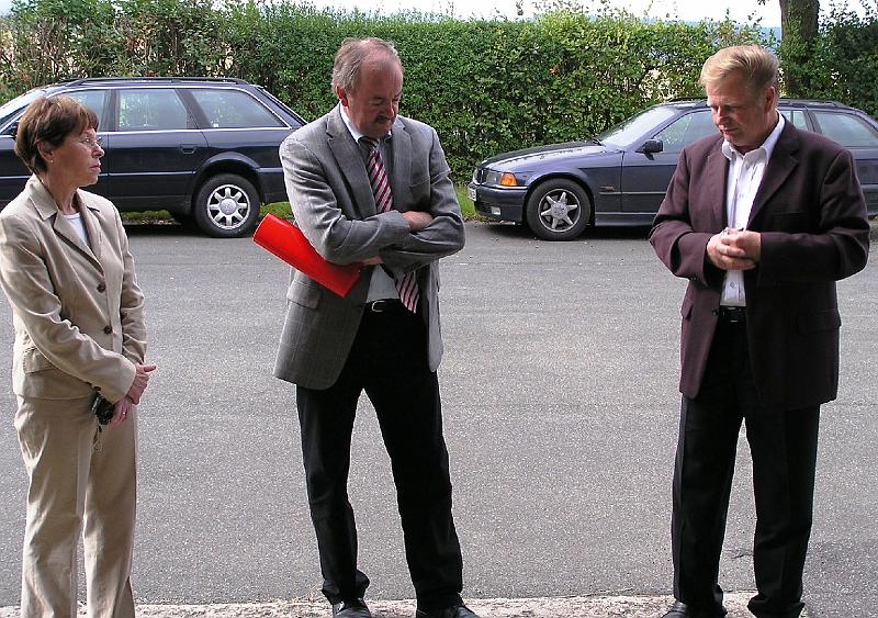 Trio.JPG - Hans Rossmann (rechts) im Gespräch mit dem Landtagsabgeordneten (links Bezirksrätin Marianne Rauh).