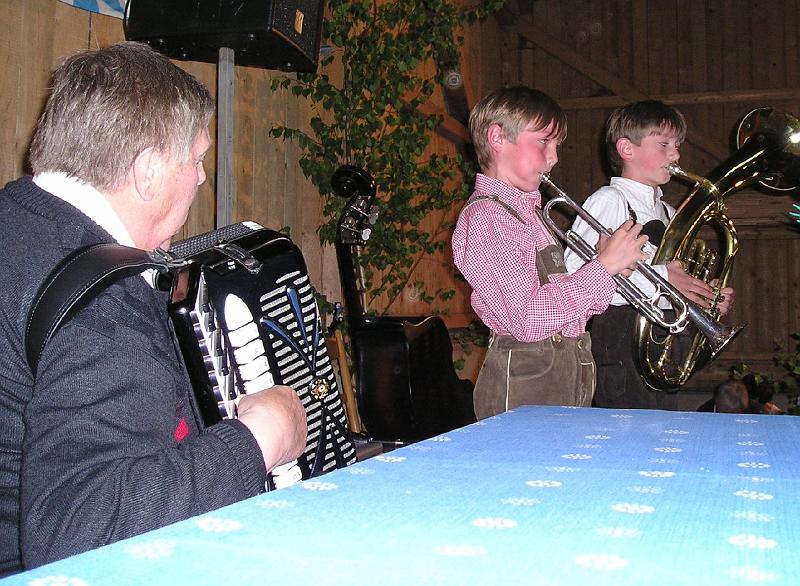Trio_Siffert.JPG - Das Siffertn-Trio: Opa an der Quetschn und die beiden Enkel an Trompete und Horn.