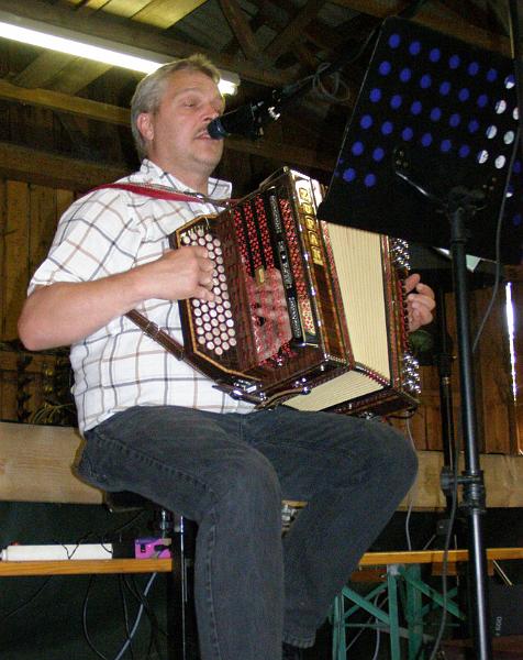 Country_03.JPG - Andreas Augustin aus Waldthurn begleitete den Frühschoppen musikalisch.