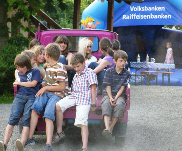 Country_23.JPG - Fahrten mit dem pinkfarbenen Miniflitzer waren der große Renner für die Kinder.