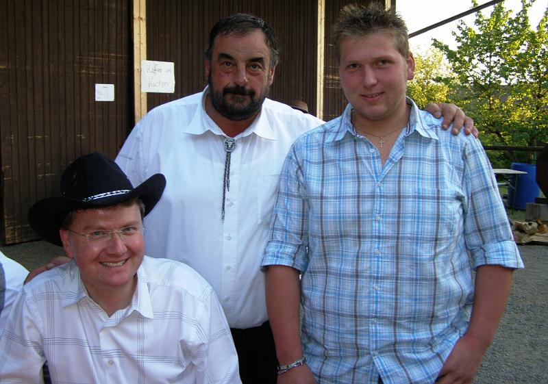 Country_26.JPG - Pfarrer Marek Baron mit einem echten Cowboy-Hut (rechts im Bild Johannes Fichtl, der Chef der Landjugend).