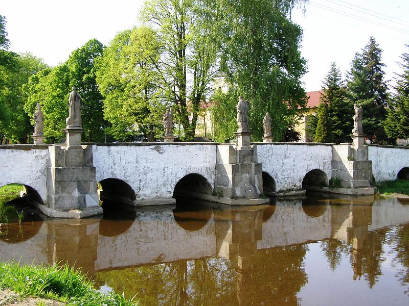 Bela_Bruecke.JPG - Die Untere Brücke über der Radbuzou in Bělá, die der weiltberühmten Karlsbrücke in Prag nachgebaut wurde.