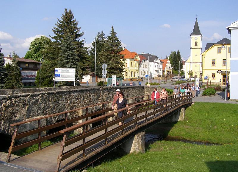 Bela_weg.JPG - Die Wandergruppe verläßt Bělá nad Radbuzou an der alten Steinbrücke über den Pössikgauer Bach.