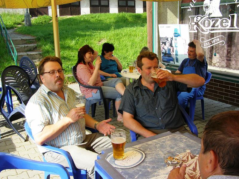 Einkehr_Bela.JPG - "Pivo je dobre! - Das Bier ist gut!" Der perfekt tschechisch sprechende Marktrat Uli Völkl (links) genießt eine kühle Erfrischung in Bělá (Durst hat auch Bürgermeister Miroslav Rauch).