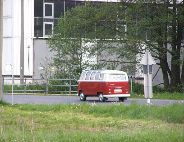 Oldtimer.JPG - Hier kommt Nostalgie auf: ein Oldtimer VW-Bus passiert die Wandergruppe.