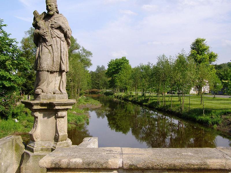 Statue_Bruecke.JPG - Eine Heiligenfigur (den Landesheiligen Johannes Nepomucký darstellend) auf der alten Brücke in Bělá.