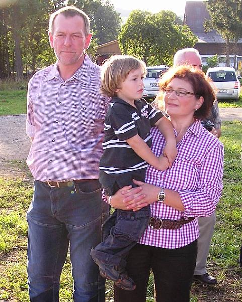 Gr_13.jpg - Hubert Stahl (hier mit Ehefrau Silvia und den jüngsten Sohn Konstantin) feierte mit der Familie und vielen Freunden seinen 50. Geburtstag.