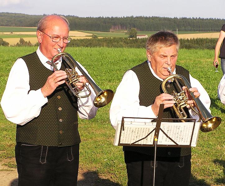 Gr_15.jpg - Josef Pflaum (links) und der Leiter der Trachtenkapelle Josef Müllner blasen eine klangvolle Trompete.