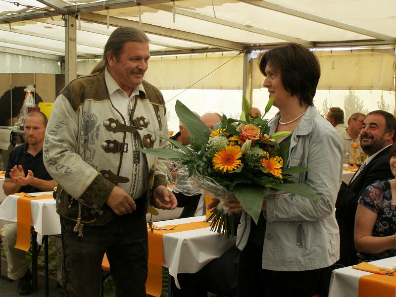 Blumen_jun_chefin.JPG - Für die weiblichen Mitglieder der Unternehmerfamilie (hier Elisabeth Lukas) haben die Mitarbeiter große Blumensträuße mitgebracht.