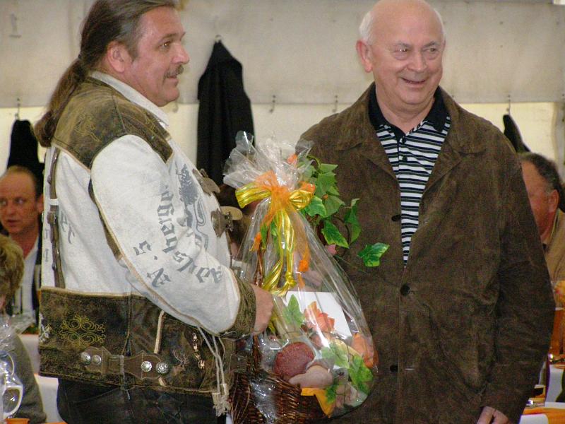 Geschenk_Beleg_1.JPG - Ein großer Korb mit Leckereien der Metzgerei Bergler aus Waldthurn bekommt Seniorchef und Geburtstagskind Hans Lukas.