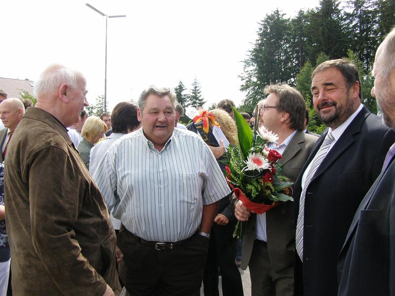 Gmd_grat.JPG - Die Vertreter der Marktgemeinde Waldthurn mit Bürgermeister Josef Beimler an der Spitze gratulieren dem Seniorchef Hans Lukas (links im Bild) zum 75. Geburtstag.