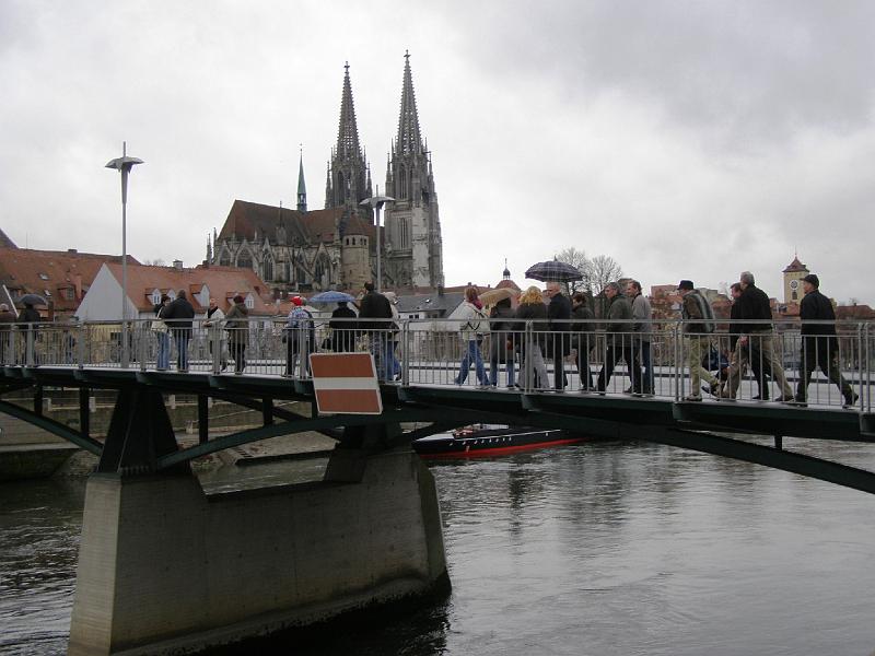 Regens_03.JPG - Regnerisches Wetter bei der Ankunft in Regensburg, im Hintergrund der Dom St. Peter.