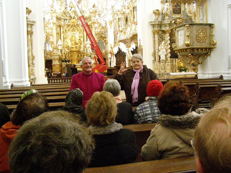 Regens_14.JPG - Prälat Hubert Schöner erklärt die Schönheiten des Rokokos in der Alten Kapelle, in der sich auch die im Jahre 2006 geweihte Papst-Benedikt-Orgel befindet.