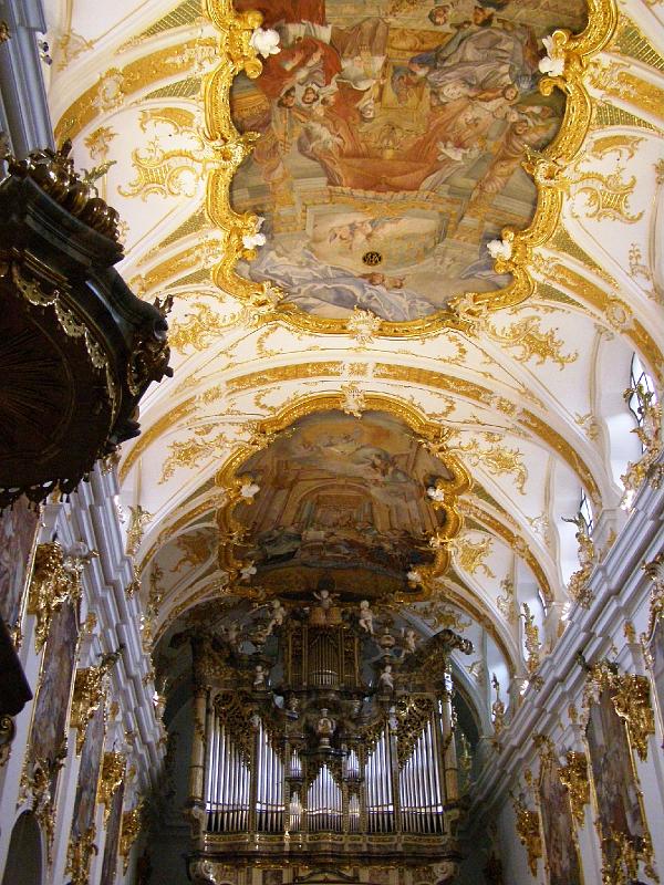 Regens_15.JPG - Im Rokoko wurden der verspielten Phantasie keine Grenzen gesetzt: das Kirchenschiff der Alten Kapelle mit der Papst-Benedikt-Orgel.
